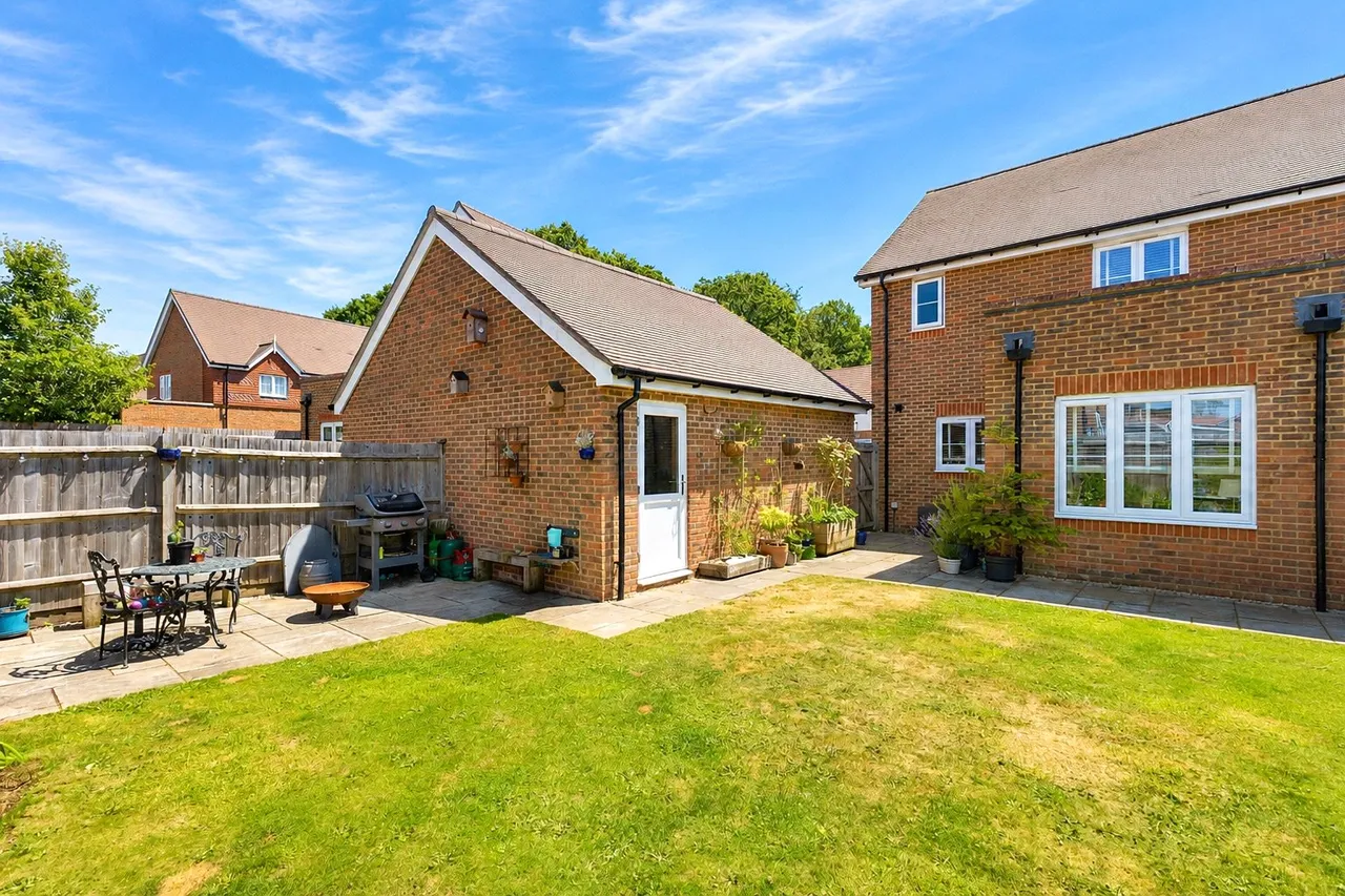 Tennyson Way, Grayshott, GU26, photo 9