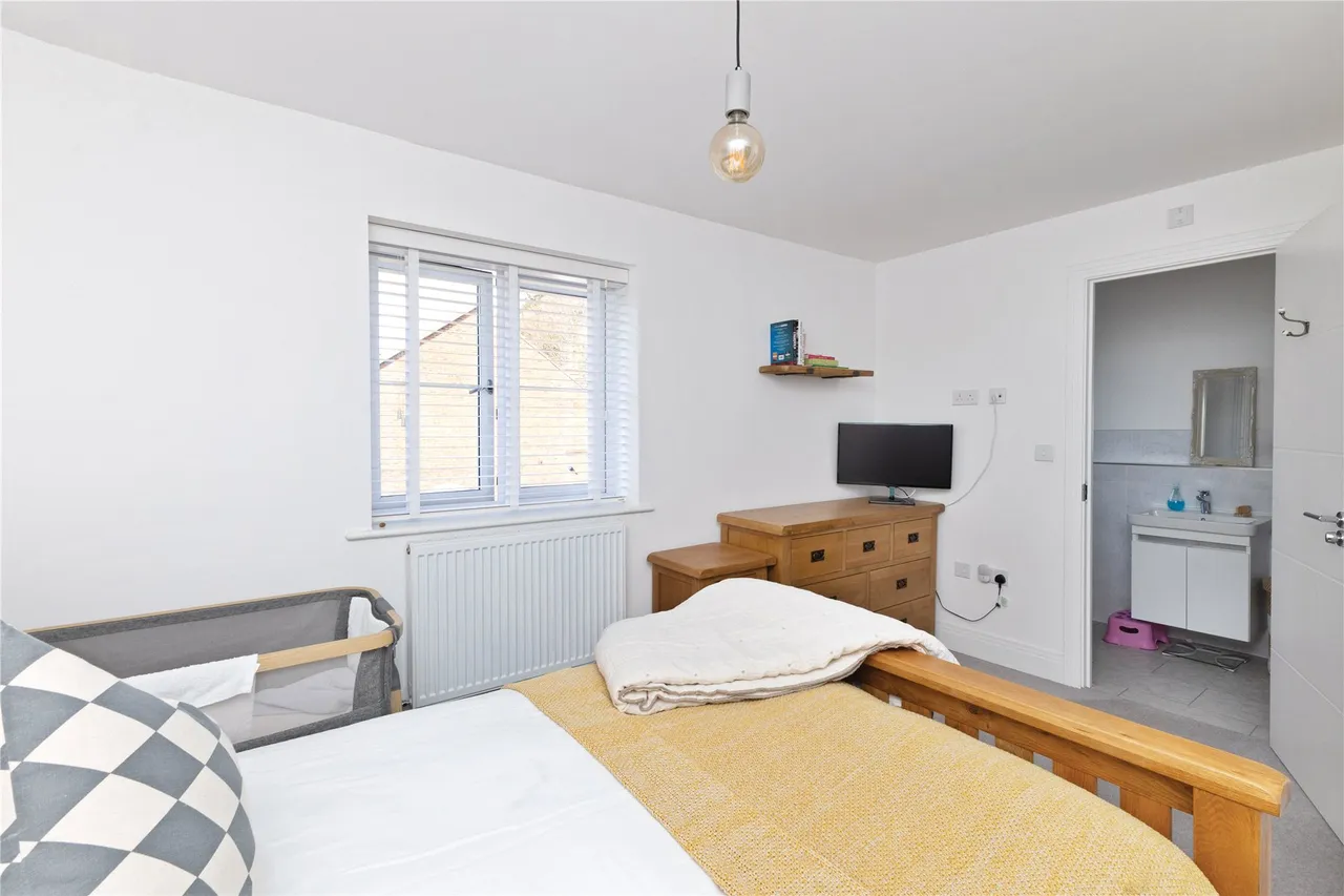 Tennyson Way, Grayshott, GU26, photo 12
