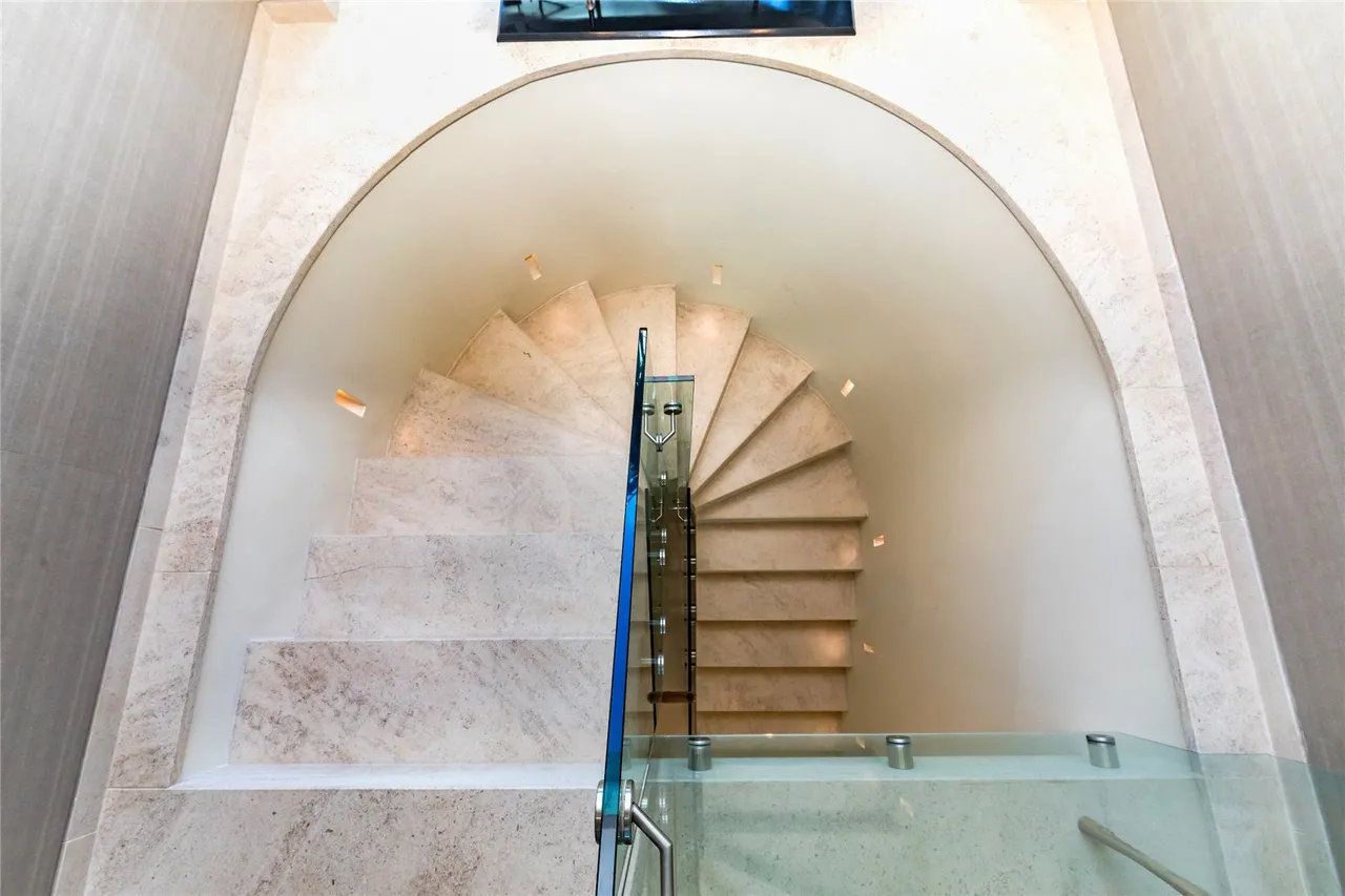 Exceptional, 319sqft Seafront Home with Striking Coastal Design, photo 25