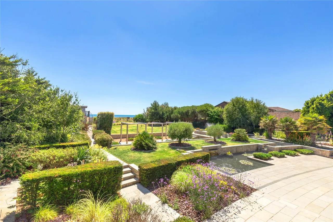 Exceptional, 319sqft Seafront Home with Striking Coastal Design, photo 49