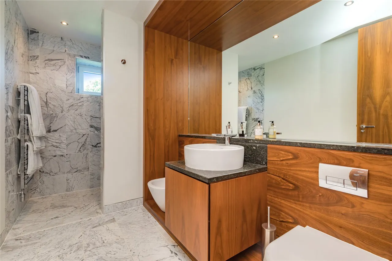 Exceptional, 319sqft Seafront Home with Striking Coastal Design, photo 39