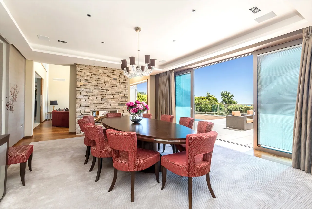 Exceptional, 319sqft Seafront Home with Striking Coastal Design, photo 18
