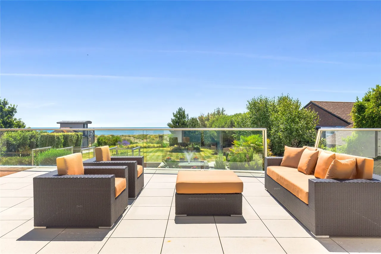 Exceptional, 319sqft Seafront Home with Striking Coastal Design, photo 16