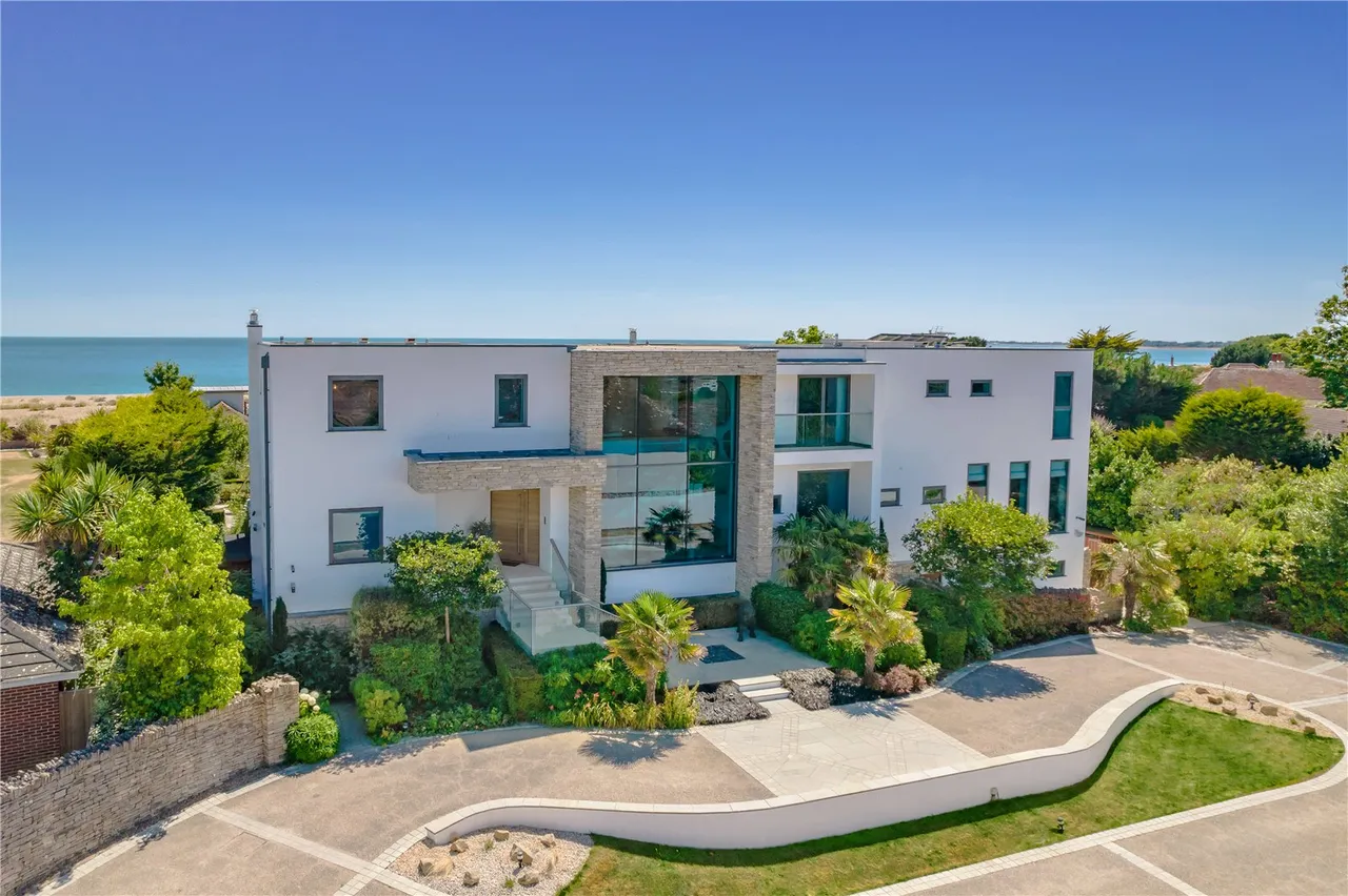 Exceptional, 319sqft Seafront Home with Striking Coastal Design, photo 56