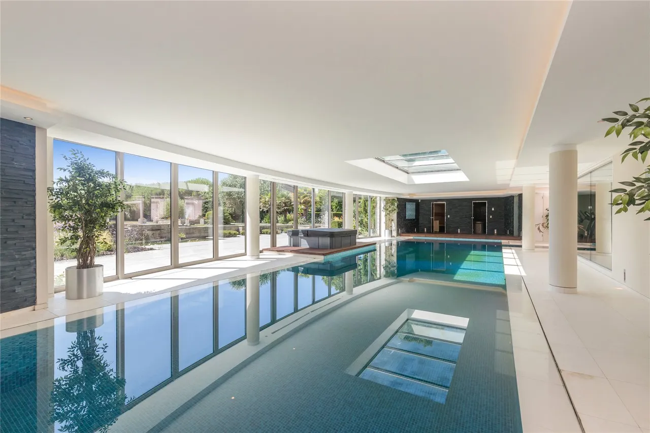 Exceptional, 319sqft Seafront Home with Striking Coastal Design, photo 4