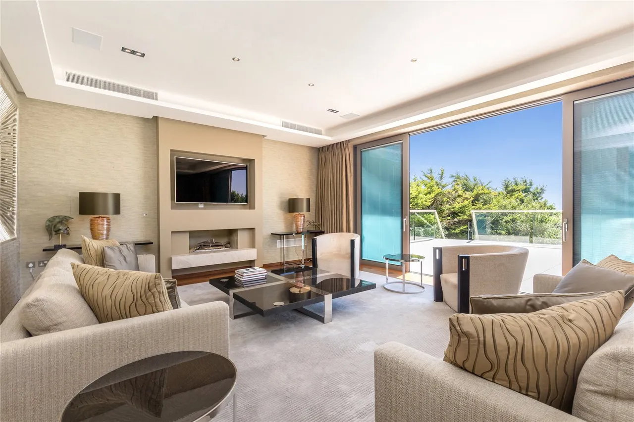 Exceptional, 319sqft Seafront Home with Striking Coastal Design, photo 20