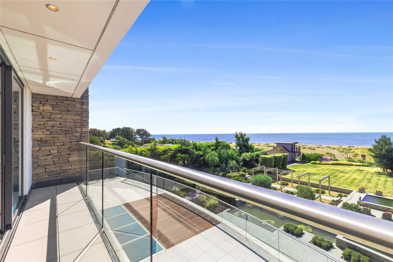 Exceptional, 319sqft Seafront Home with Striking Coastal Design, photo 40