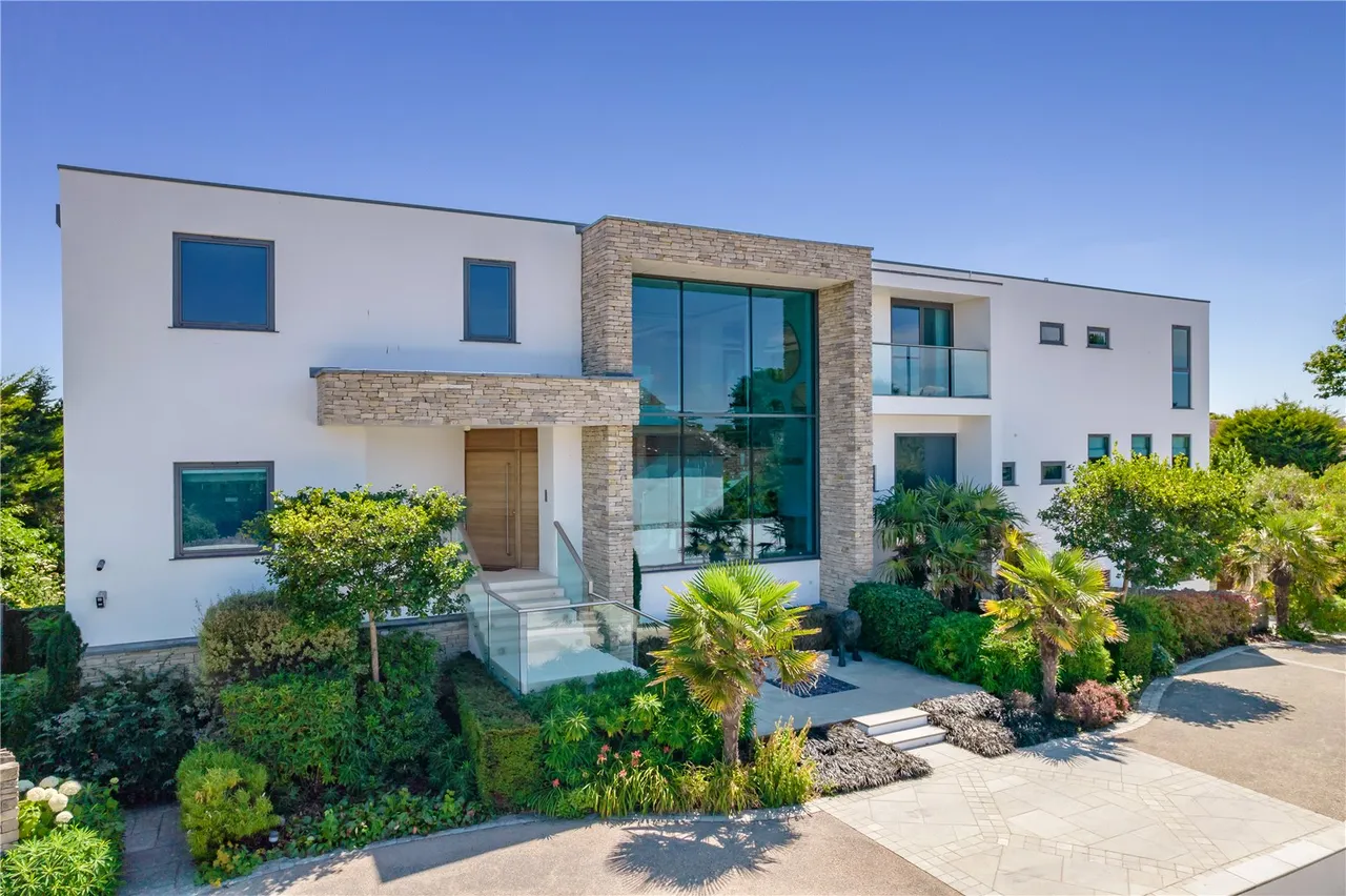 Exceptional, 319sqft Seafront Home with Striking Coastal Design, photo 12