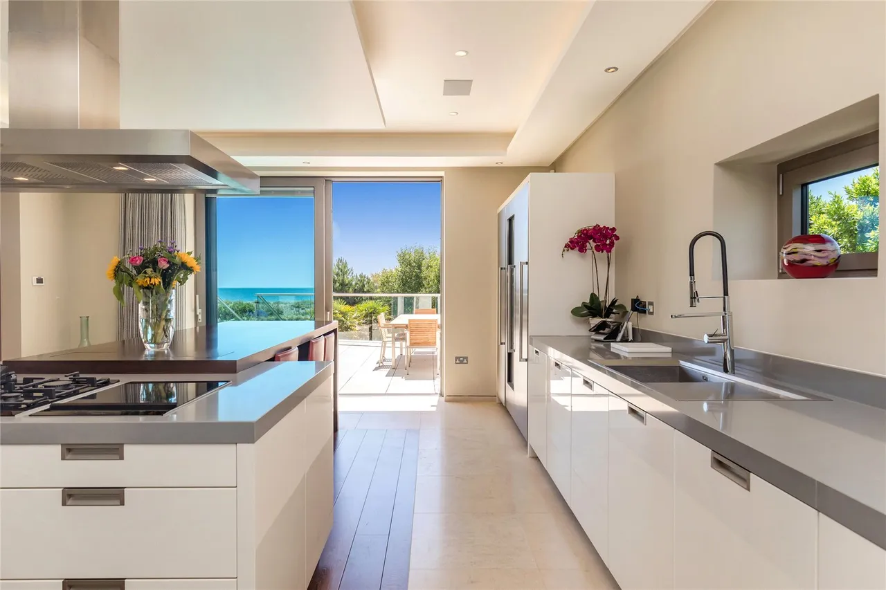 Exceptional, 319sqft Seafront Home with Striking Coastal Design, photo 15