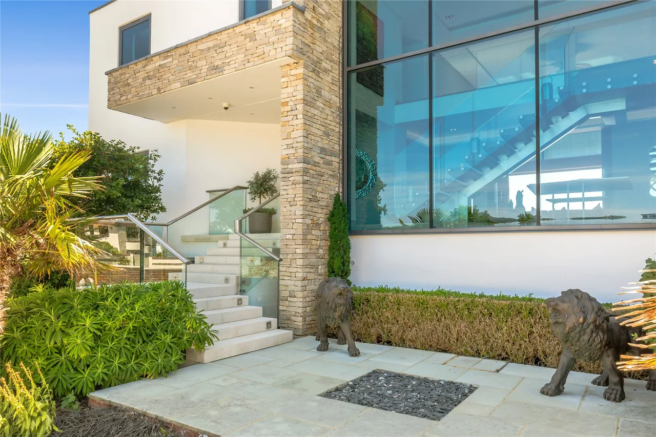 Exceptional, 319sqft Seafront Home with Striking Coastal Design, photo 53