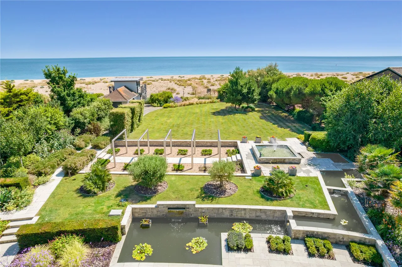 Exceptional, 319sqft Seafront Home with Striking Coastal Design, photo 13