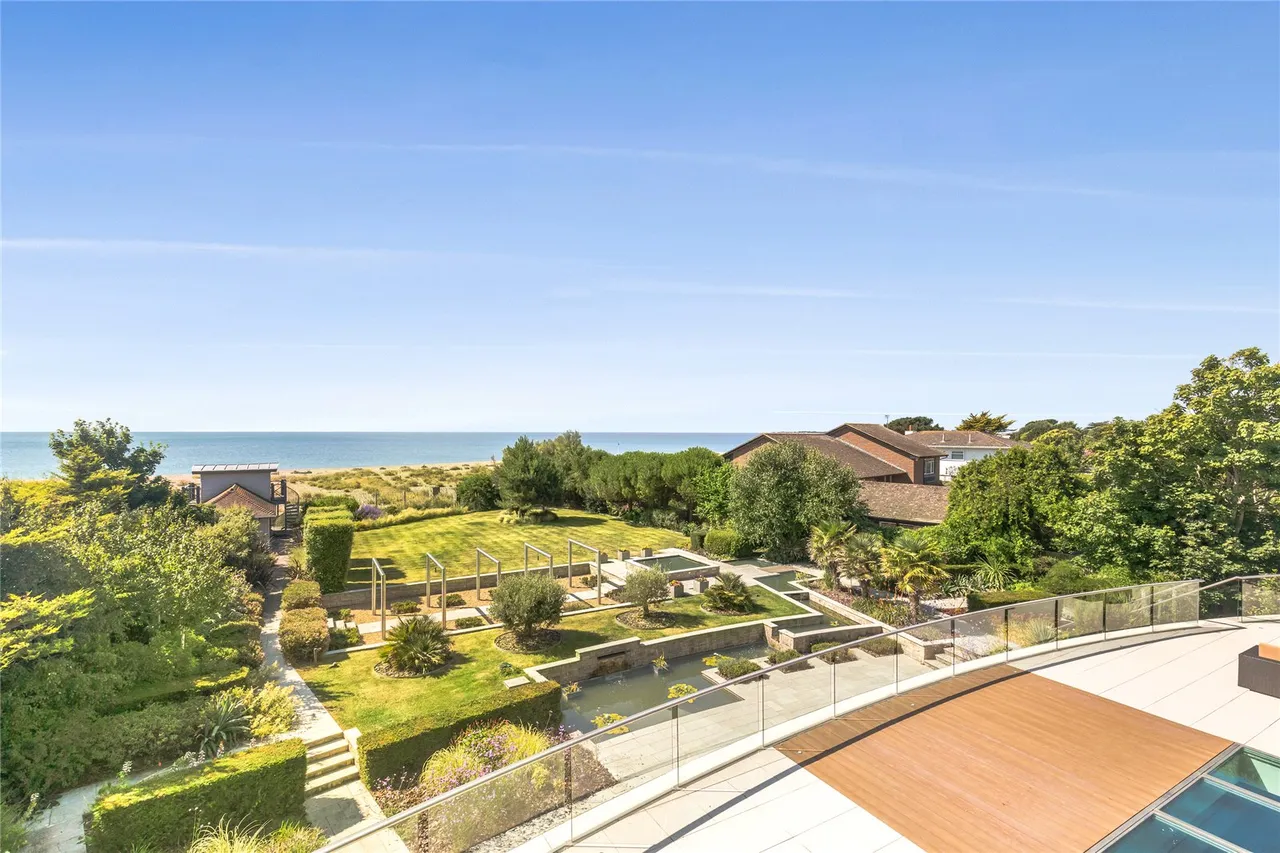 Exceptional, 319sqft Seafront Home with Striking Coastal Design, photo 2