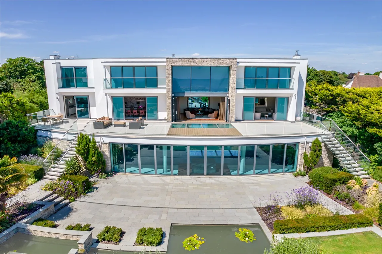 Exceptional, 319sqft Seafront Home with Striking Coastal Design, photo 23