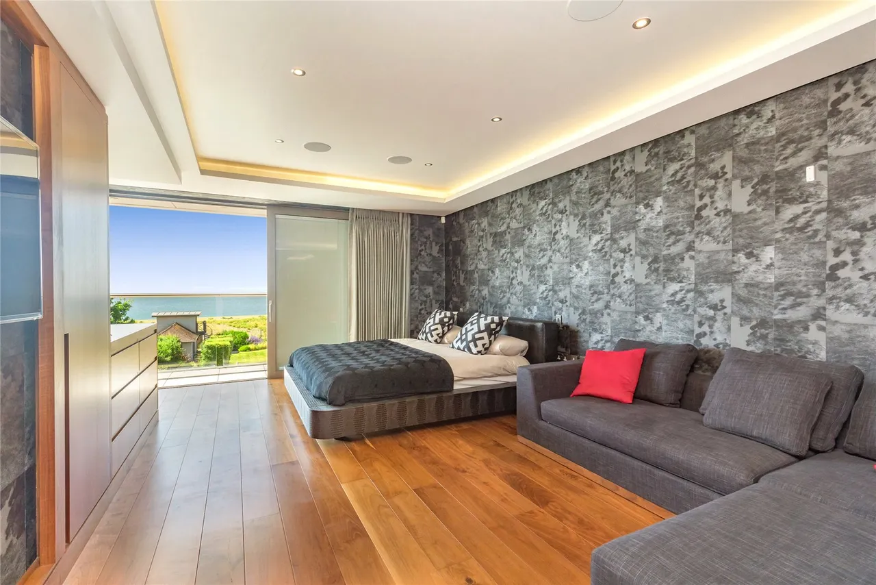 Exceptional, 319sqft Seafront Home with Striking Coastal Design, photo 41