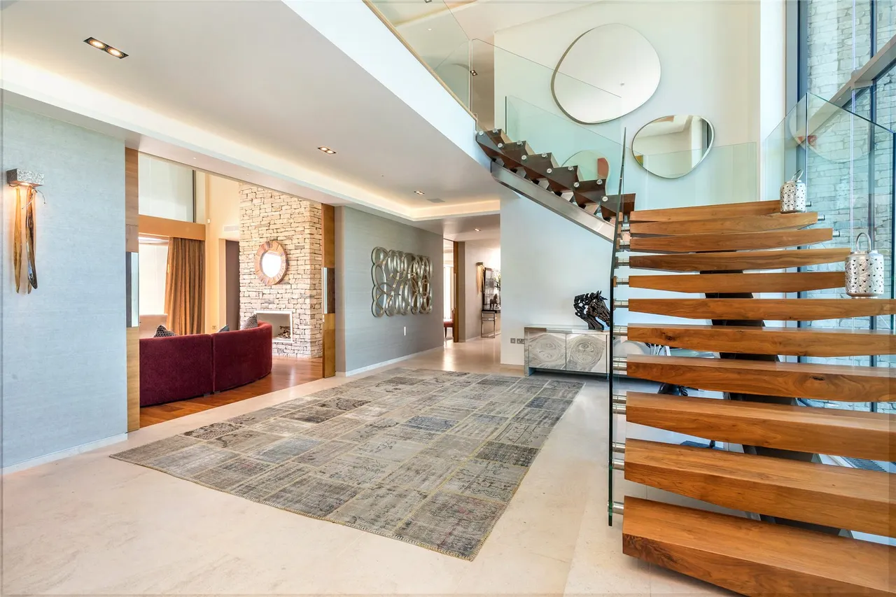 Exceptional, 319sqft Seafront Home with Striking Coastal Design, photo 10