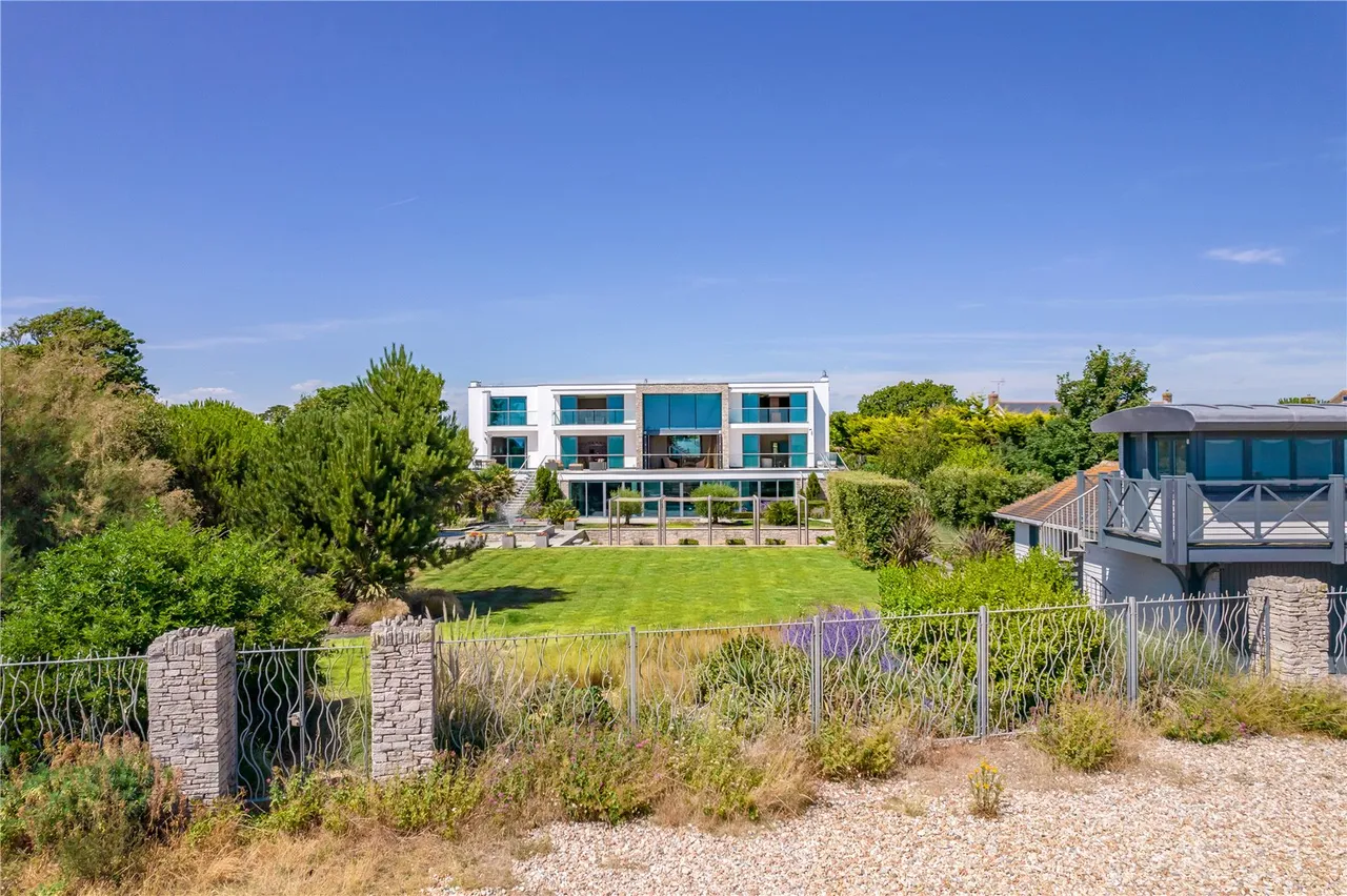 Exceptional, 319sqft Seafront Home with Striking Coastal Design, photo 8