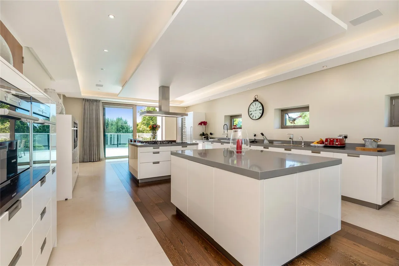 Exceptional, 319sqft Seafront Home with Striking Coastal Design, photo 14