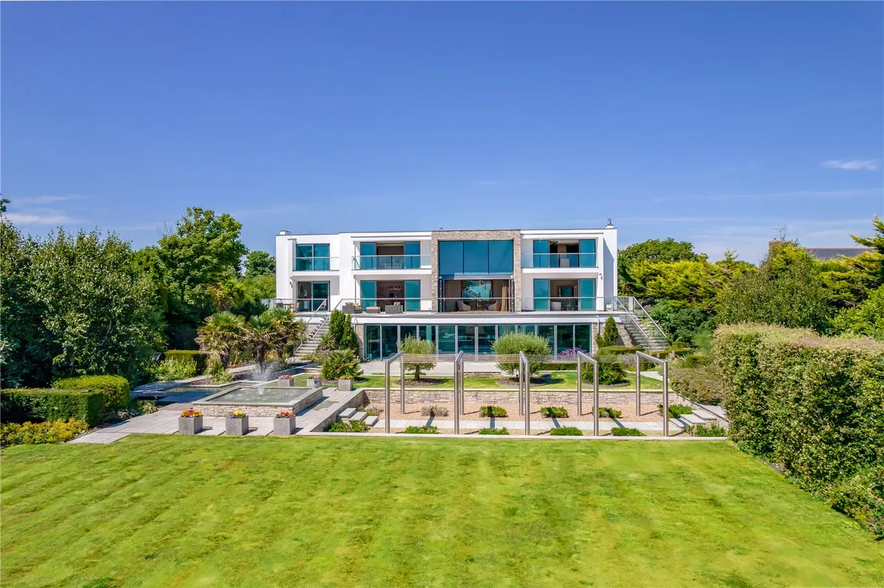 Exceptional, 319sqft Seafront Home with Striking Coastal Design, photo 9
