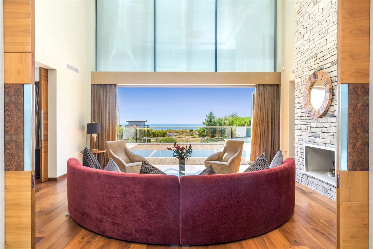 Exceptional, 319sqft Seafront Home with Striking Coastal Design, photo 5