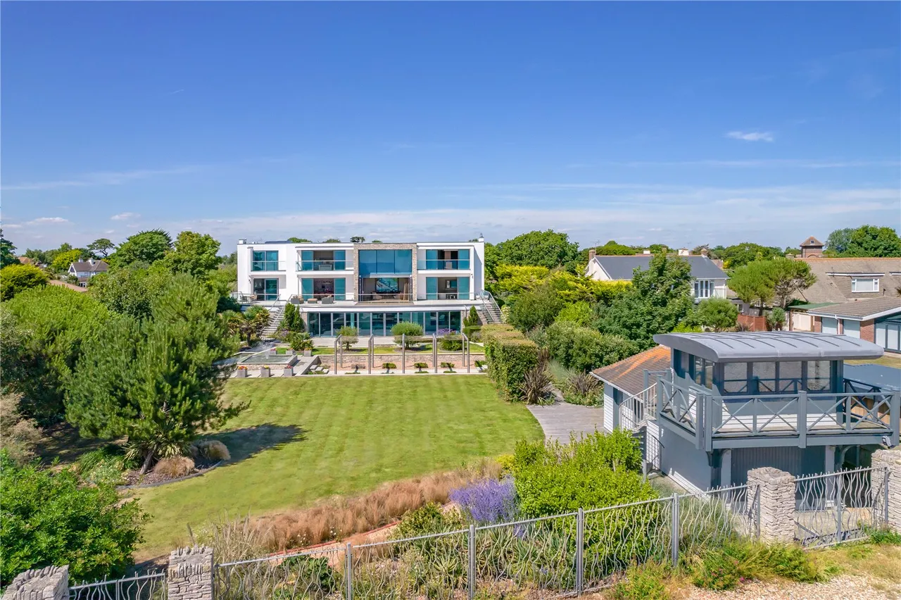 6 bed house for sale, Exceptional, 319sqft Seafront Home with Striking Coastal Design