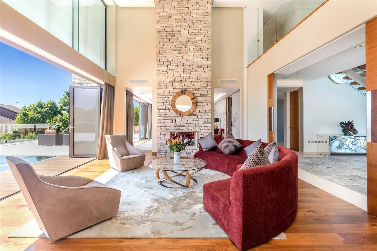 Exceptional, 319sqft Seafront Home with Striking Coastal Design, photo 11