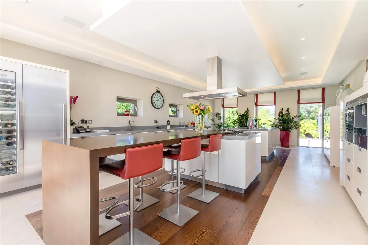Exceptional, 319sqft Seafront Home with Striking Coastal Design, photo 7
