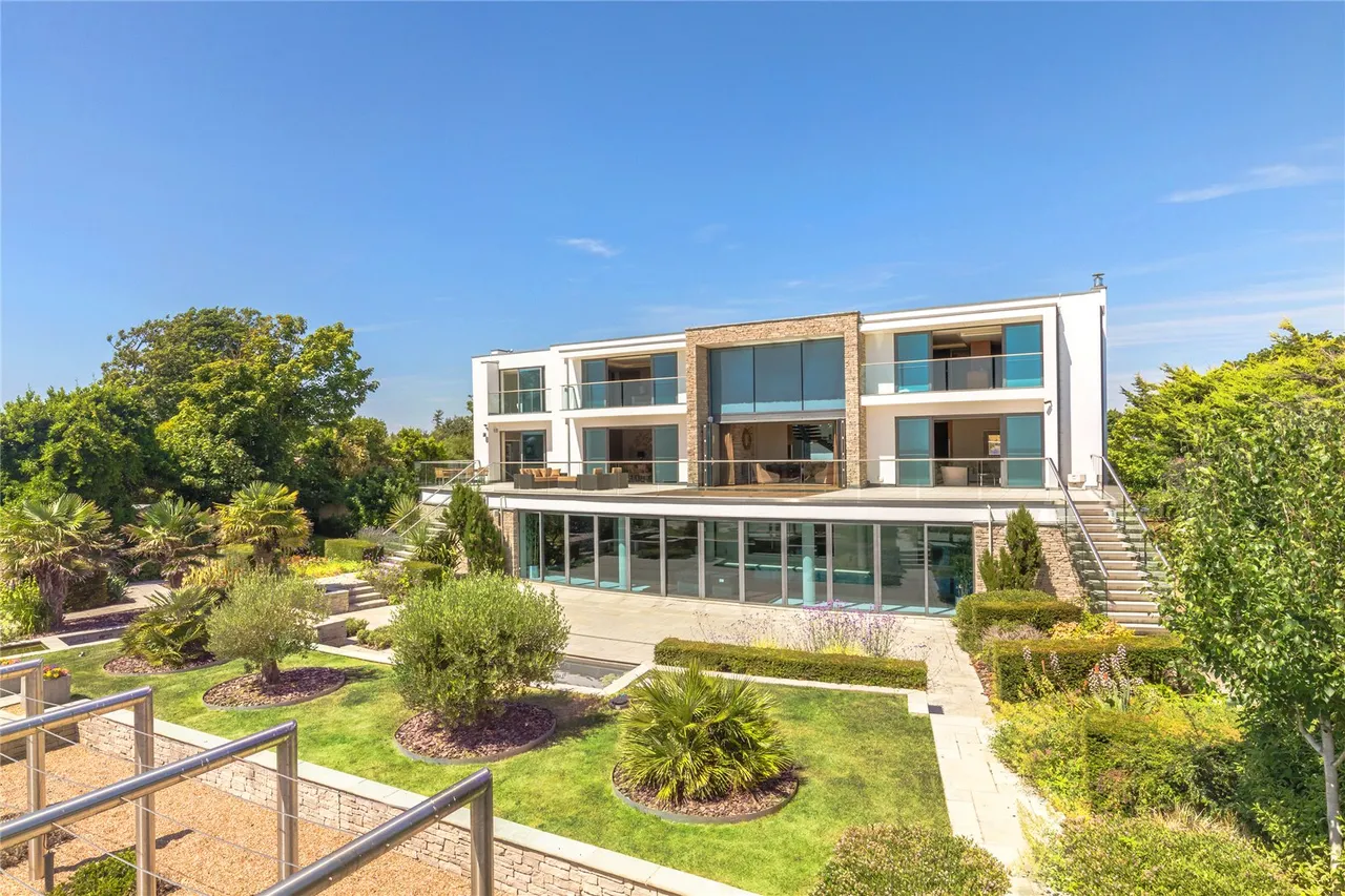 Exceptional, 319sqft Seafront Home with Striking Coastal Design, photo 17