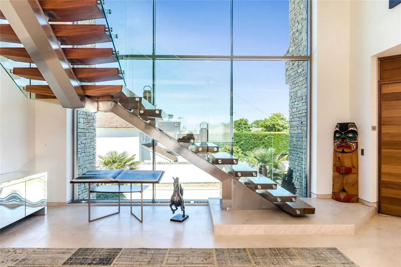 Exceptional, 319sqft Seafront Home with Striking Coastal Design, photo 6