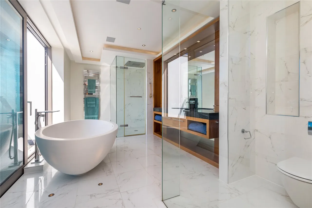 Exceptional, 319sqft Seafront Home with Striking Coastal Design, photo 38