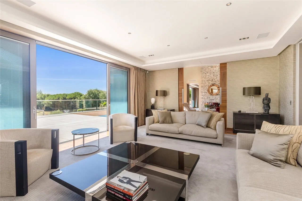 Exceptional, 319sqft Seafront Home with Striking Coastal Design, photo 21