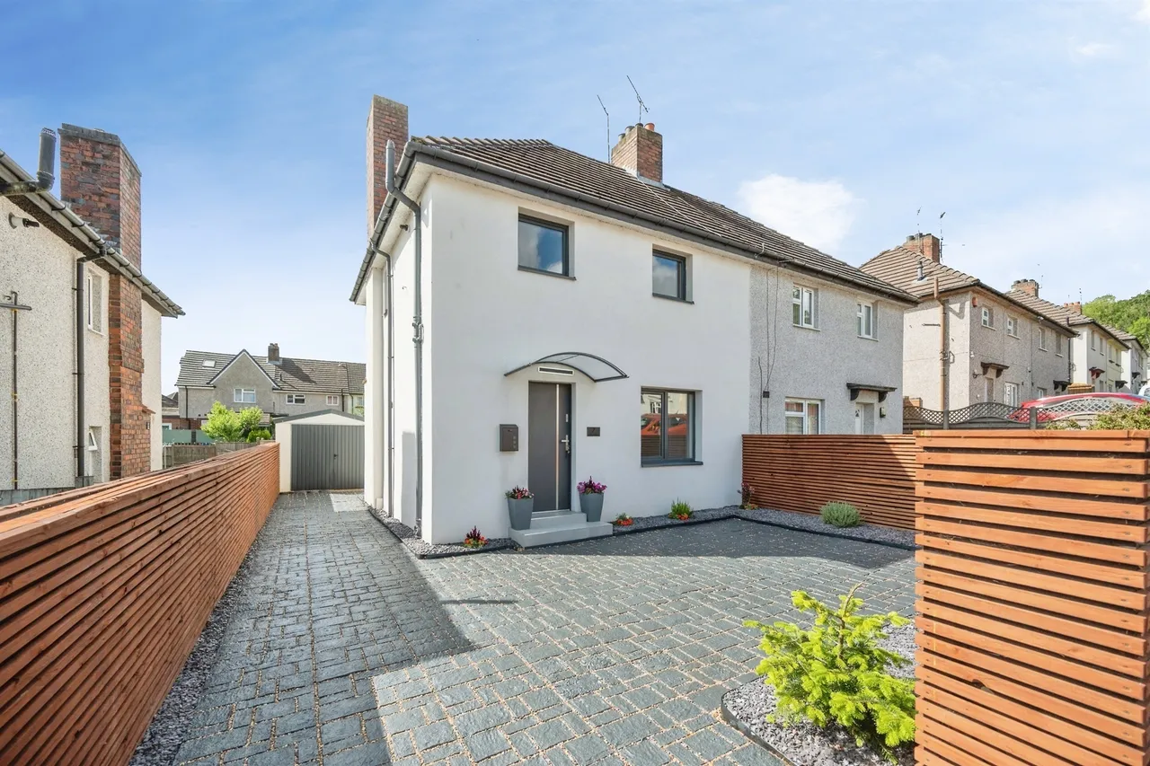 3 bed house for sale — Laburnum Road, Dudley
