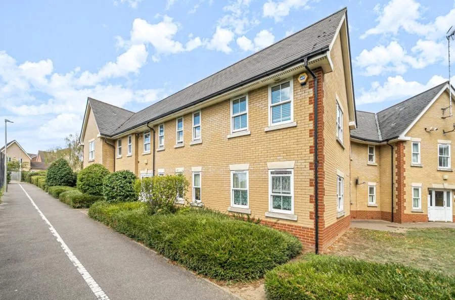 2 bed flat for sale, Monarch Way, Ilford, IG2