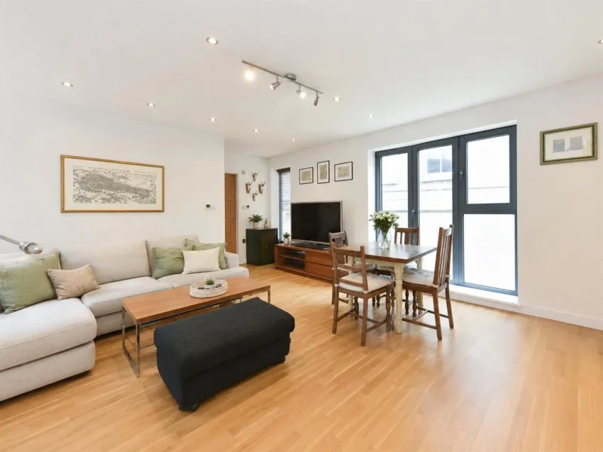 2 bed flat for sale, North End Road, Fulham, SW6