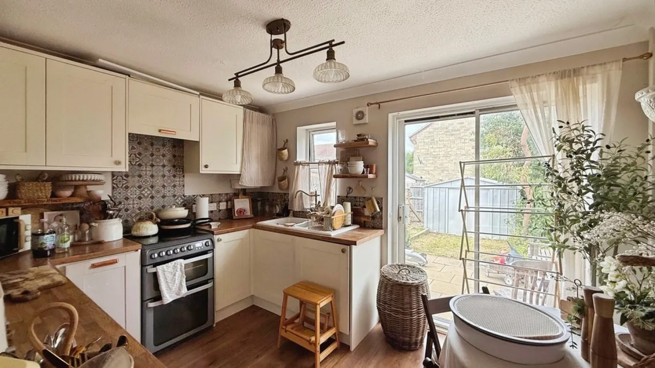 Nightingale Drive, Westbury, photo 5