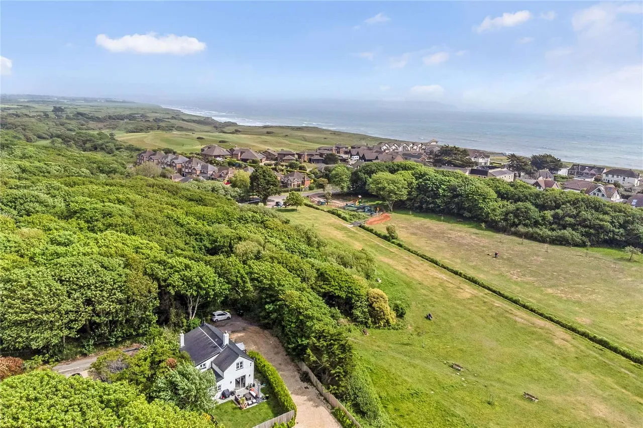 Meadow Way, Barton on Sea, New Milton, Hampshire, BH25 7AN, photo 2