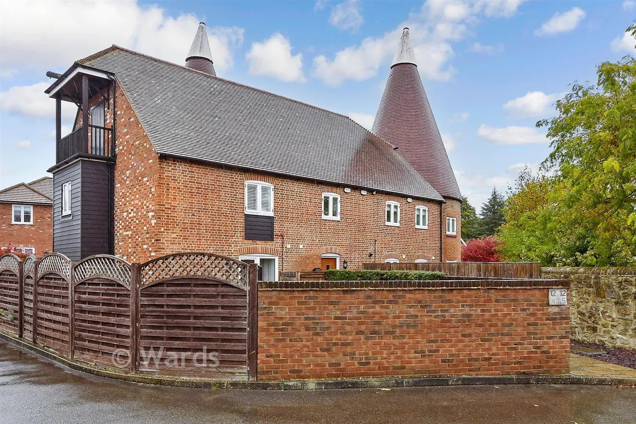 2 bed flat for sale, Darcy Court, East Malling, ME19