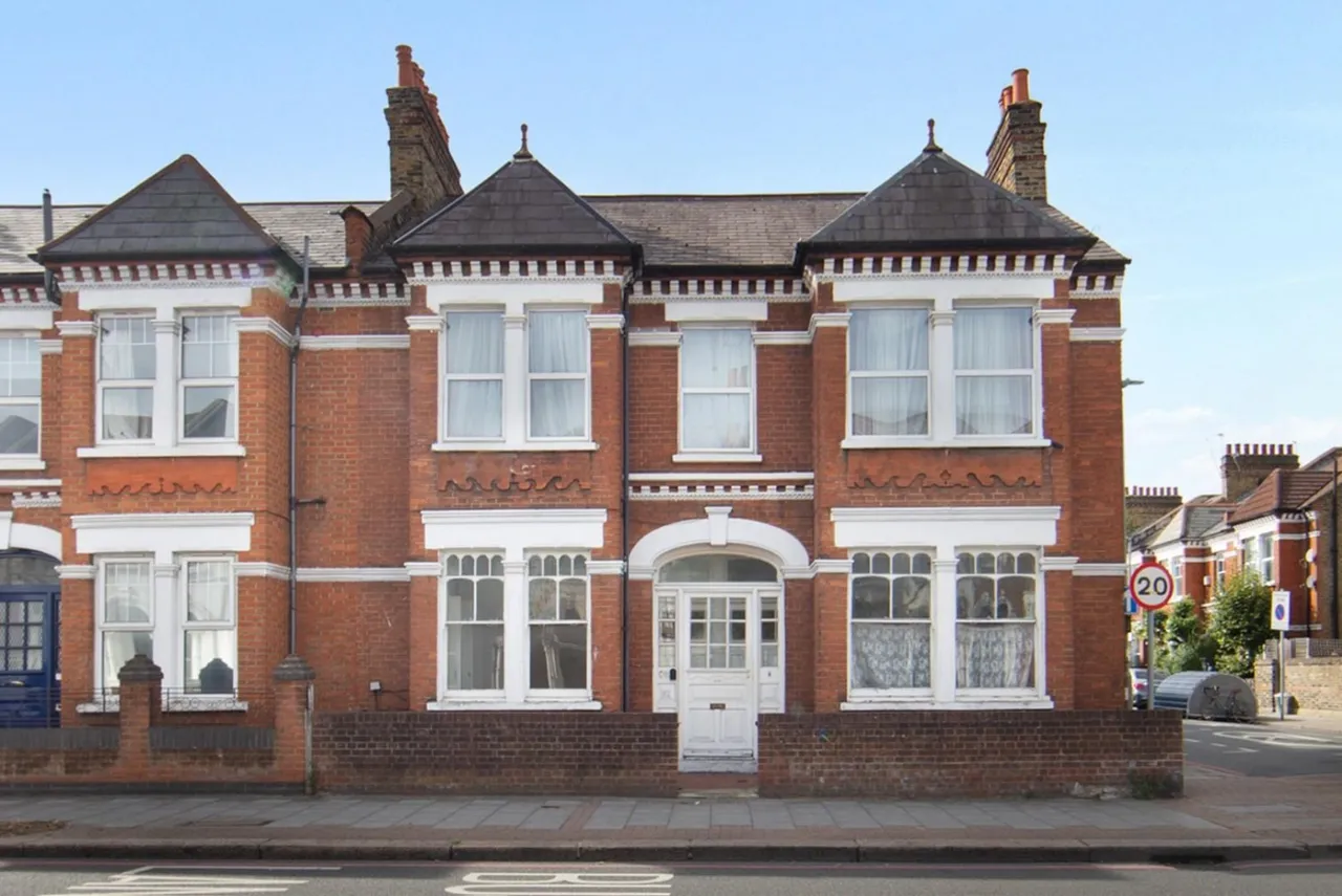 3 bed flat for sale, Tooting Bec Road, London, SW17