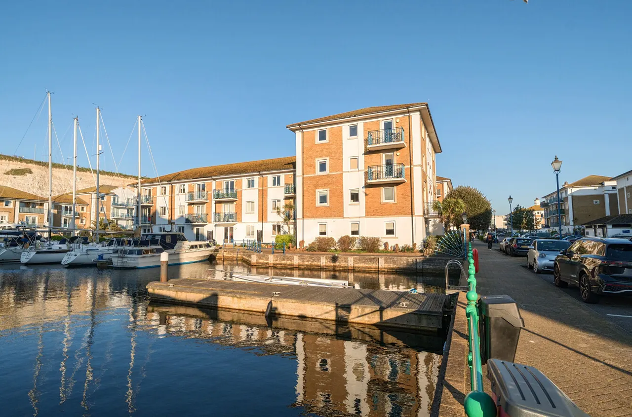 2 bed flat for sale, Victory Mews, The Strand, BN2