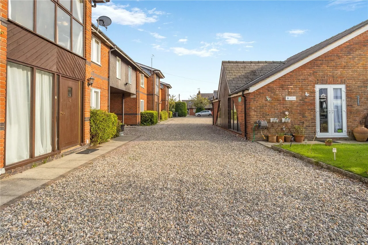 Parkside, Nr Rossett, LL12, photo 3