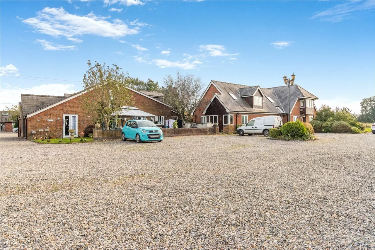 Parkside, Nr Rossett, LL12, photo 4
