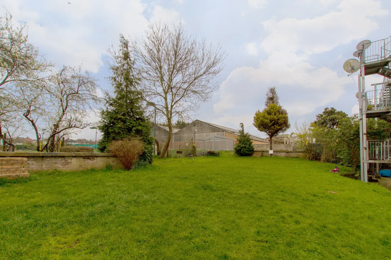 225d Wood Street, London, photo 2