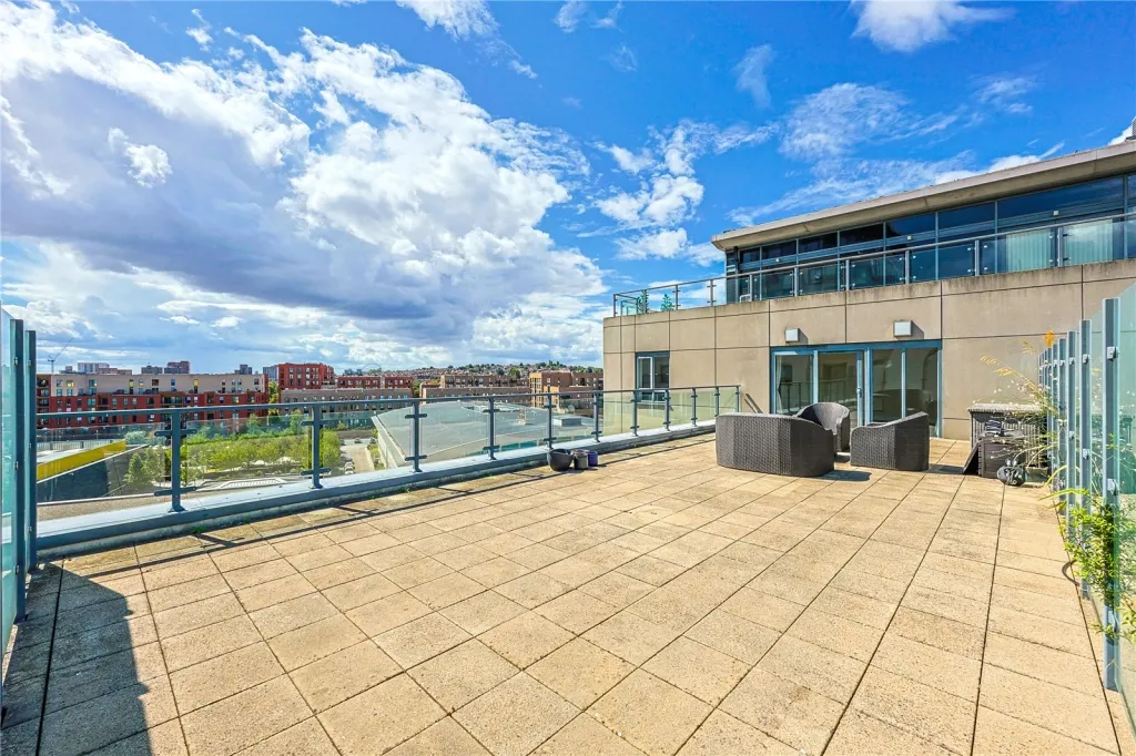 2 bed flat for sale, Aerodrome Road, Beaufort Park, NW9