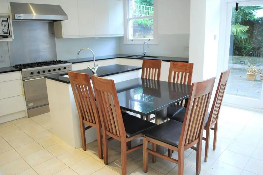 Spectacular Five Bedroom Semi-Detache, photo 9
