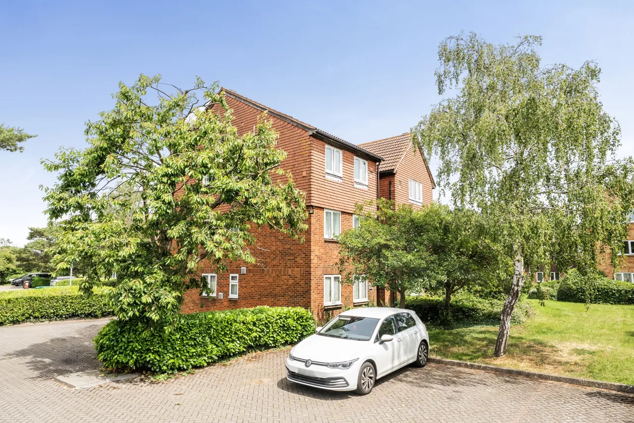 Brendon Close, harlington, UB3, photo 13