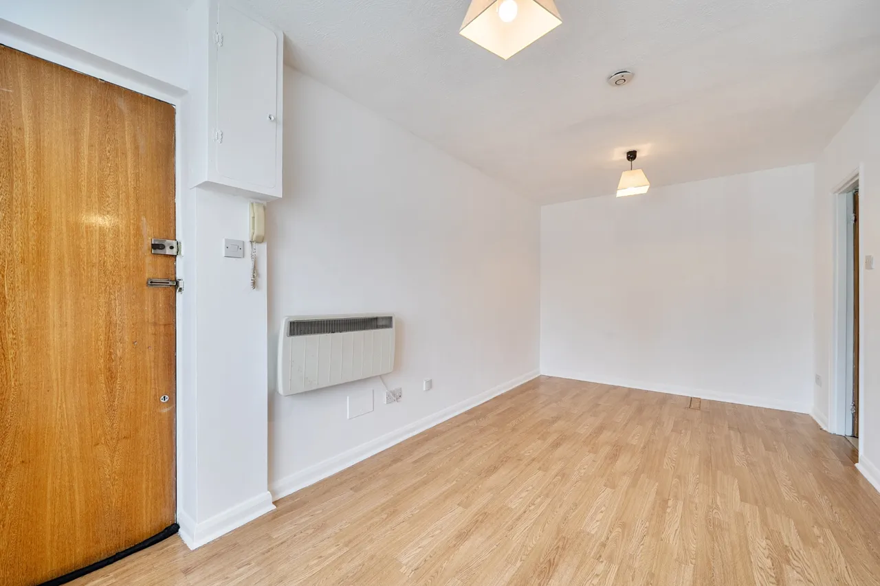 Brendon Close, harlington, UB3, photo 6