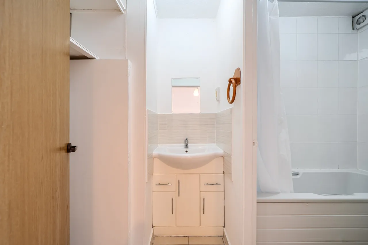 Brendon Close, harlington, UB3, photo 8