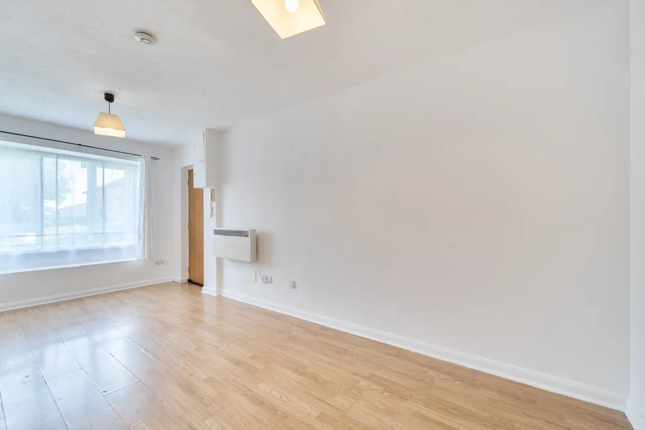 Brendon Close, harlington, UB3, photo 5