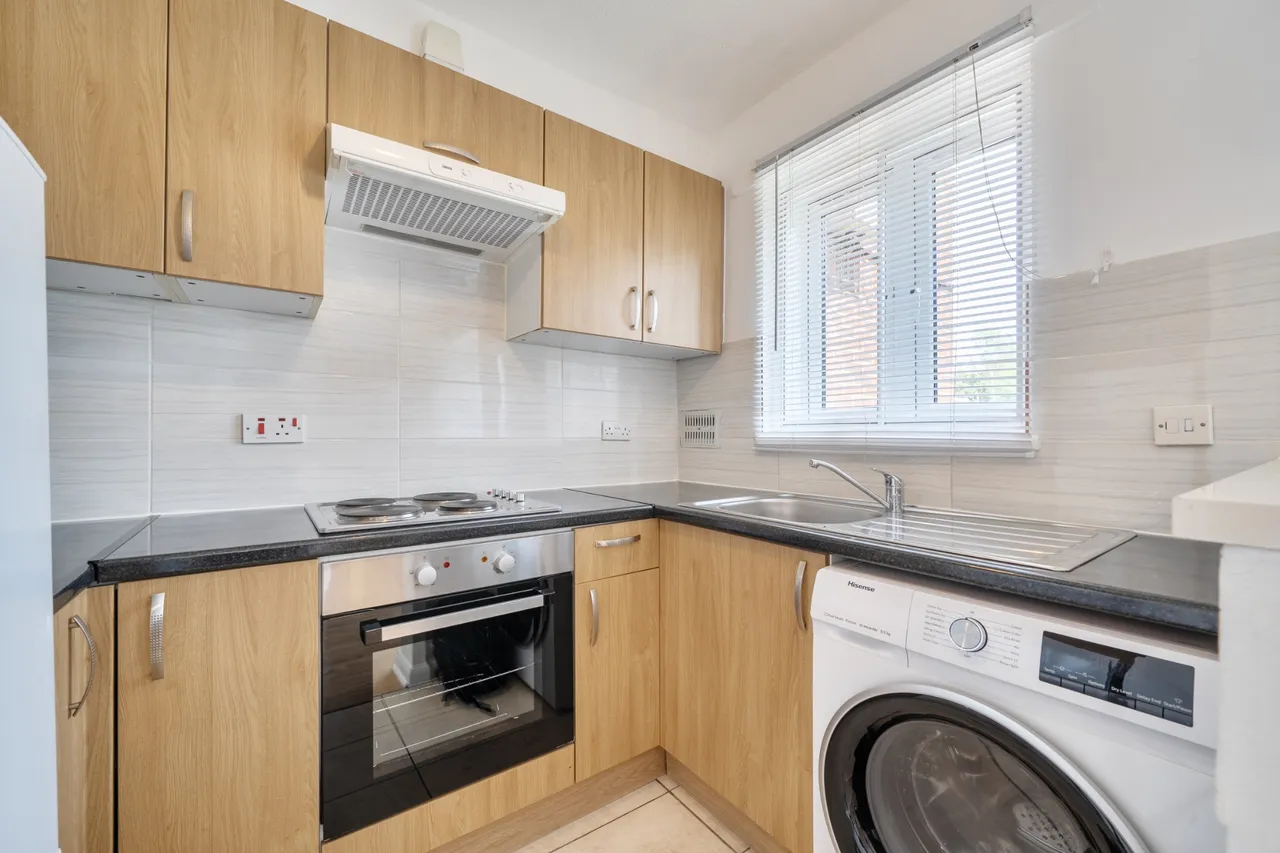 Brendon Close, harlington, UB3, photo 3