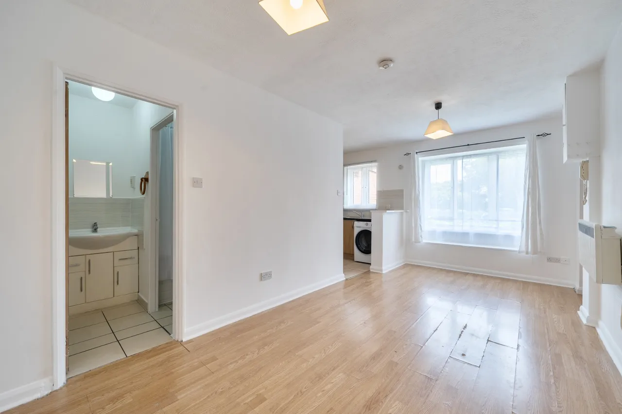 Brendon Close, harlington, UB3, photo 4