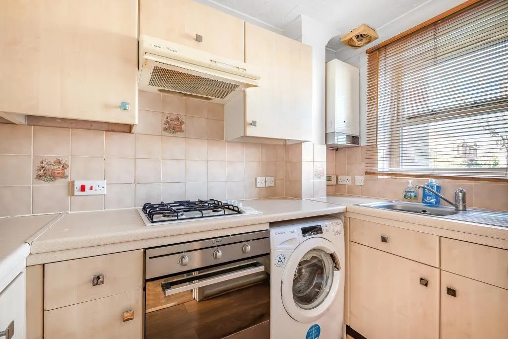 Nuthatch Close, Staines-upon-Thames, TW19, photo 3